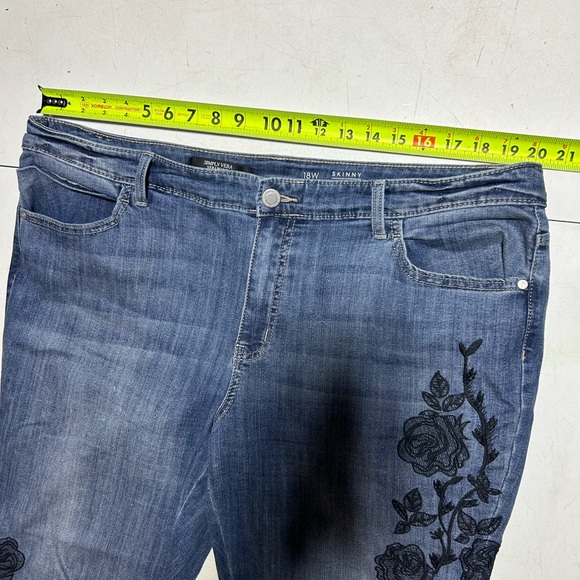 Simply Vera Wang Skinny Jeans Black Lace APPLIQUÉ On Side of legs blue size 18W - Picture 6 of 10